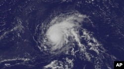 Gambar satelit yang dirilis oleh NOAA AS, menunjukkan Badai Danny di atas Samudera Atlantik, 21 Agustus 2015. (Foto: dok.)