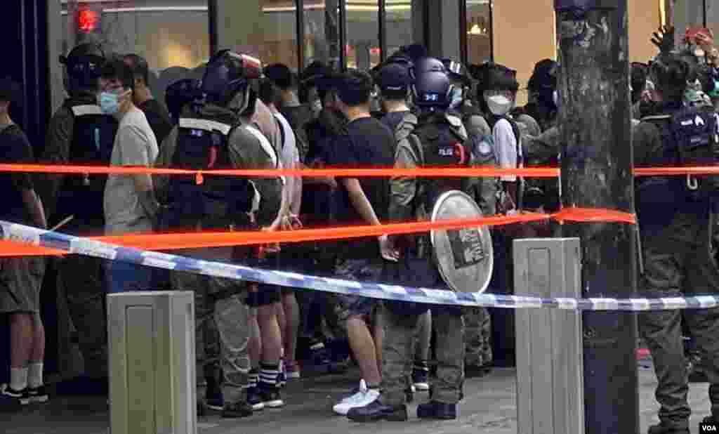 警方10月1日下午在銅鑼灣一帶採取大規模拘捕行動,數十人被雙手反綁鎖上索帶。(美國之音湯惠芸)