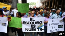 Un grupo de personas manifiesta apoyo al referendo consultivo sobre el Esequibo el 20 de octubre de 2023.