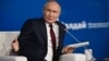 Ruski predsjednik Vladimir Putin odgovara na pitanja tokom sastanka u Sočiju (Foto: AFP/Kristina Kormilitsyna)