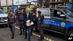 El periodista José Rubén Zamora es escoltado por la policía para una audiencia judicial en la Ciudad de Guatemala el 30 de mayo de 2023.