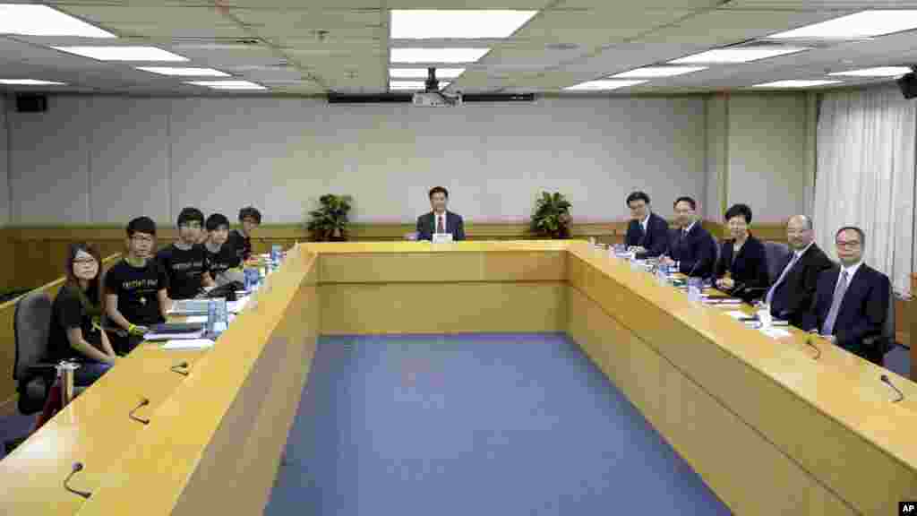 政府官员: (右边左起)香港特区行政长官办公室主任邱腾华,律政司司长袁国强,政务司司长林郑月娥,政制及内地事务局局长谭志源和副局长刘江华。负责主持这次对话的是岭南大学校长郑国汉(中)。学联5名代表(左边左起): 常委梁丽帼、常委罗冠聪、秘书长周永康、副秘书长岑敖晖、常务秘书钟耀华