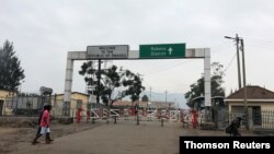 Warga Kongo berjalan di dekat penghalang gerbang di perbatasan dengan Rwanda menyusul penutupannya akibat ancaman wabah Ebola di Goma. (Foto: dok).