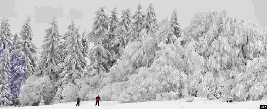 Dua orang pemain ski melewati kawasan pegunungan di Rennsteig, dekat Masserberg, Jerman timur.