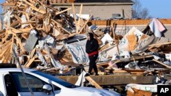 Amber Gardner observa los escombros de la casa destruida de un amigo en el vecindario de West Creek Farms el domingo 10 de diciembre de 2023, en Clarksville, Tennessee. 