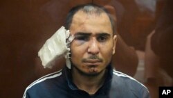 Tojikistonlik Murodali Saidakromiy Rajabalizoda Moskvaning Basmanniy sudida, 25-mart, 2024. Rajabalizoda 22-mart kuni Rossiya poytaxtida kamida 137 kishini o'ldirgan xurujda ayblanayotganlardan biri. Hibsda qiynoqqa solingan. 