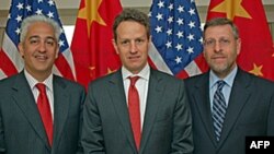 左起：财政部协调员洛文杰， 部长盖特纳