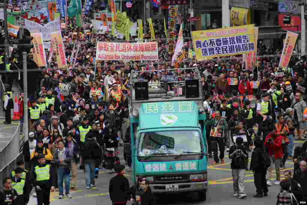 游行队伍先导走出维园经过铜锣湾(美国之音海彦拍摄)