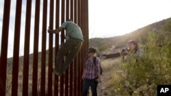 Des migrants tentant de franchir la frontière entre le Mexique et les Etats-Unis, le 11 mai 2016.