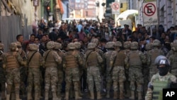 La policía militar bloqueaba la entrada a la Plaza Murillo en La Paz, Bolivia, el miércoles 26 de junio de 2024, mientras el presidente Luis Arce decía que el país enfrentaba un intento de golpe.