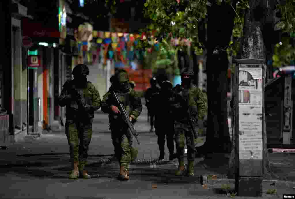 Soldados patrullan una calle minutos antes del apagón nacional por mantenimiento en el sistema eléctrico en Quito, Ecuador, el 18 de septiembre de 2024. REUTERS/Cristina Vega 