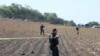La policía acordona el área donde voluntarios dijeron que habían encontrado un crematorio clandestino en Tláhuac, en las afueras de la Ciudad de México, el miércoles 1 de mayo de 2024.
