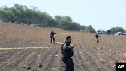 La policía acordona el área donde voluntarios dijeron que habían encontrado un crematorio clandestino en Tláhuac, en las afueras de la Ciudad de México, el miércoles 1 de mayo de 2024.
