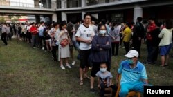 民眾在台灣高雄某投票站排隊等待投票