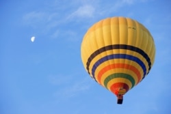 Los Reyes Magos sobrevuelan Sevilla, España, saludando a los niños desde un globo aerostático en lugar del desfile tradicional a causa del COVID-19, en la víspera de la Epifanía, el 5 de enero de 2021.