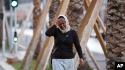 Seorang perempuan menangis mencari putranya di lokasi serangan maut di kota resor Perancis, Nice (15/7). (AP/Luca Bruno)