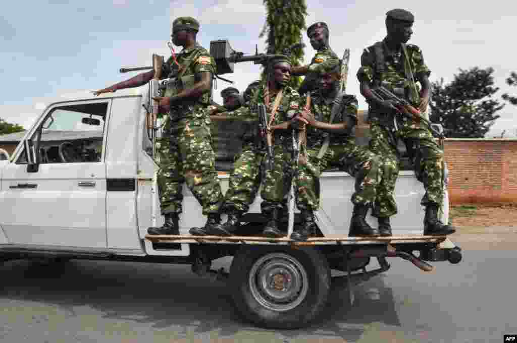 Les soldats burundais patrouillent près d'un bureau de vote pour le référendum sur la réforme constitutionnelle controversée à Bujumbura, au Burundi, le 17 mai 2018.