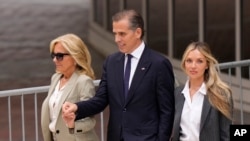Hunter Biden encourt en théorie jusqu'à 25 ans derrière les barreaux, mais une peine alternative à la prison peut aussi être décidée.