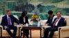 존 케리(왼쪽) 미국 기후변화 특사가 18일 베이징 인민대회당에서 리창(오른쪽) 중국 총리와 회동하고 있다.