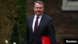 Menteri Perdagangan Inggris Liam Fox tiba untuk menghadiri rapat Sub-Komite Brexit di Downing Street, London, 2 Mei 2018.