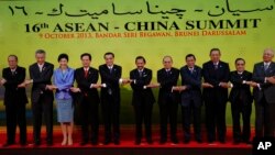 Chinese Premier Li Keqiang, 5th from left, joins hands with the ASEAN leaders for a group photo before the 16th Association of Southeast Asian Nations (ASEAN) - China Summit in Bandar Seri Begawan, Brunei, Oct. 9, 2013. 