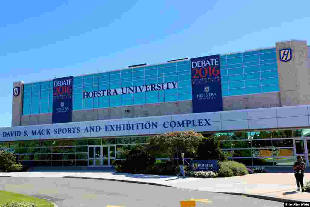 The David S. Mack Sports and Exhibition Complex will host Monday night's presidential debate at Hofstra University in Hempstead, New York. (B. Allen/VOA)