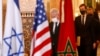 Penasihat Senior Gedung Putih Jared Kushner (kanan) tiba di konferensi pers di Rabat, Maroko, Selasa, 22 Desember 2020. (Foto: Abdeljalil Bounhar/AP)