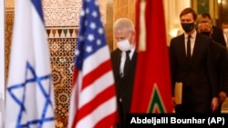 Penasihat Senior Gedung Putih Jared Kushner (kanan) tiba di konferensi pers di Rabat, Maroko, Selasa, 22 Desember 2020. (Foto: Abdeljalil Bounhar/AP)