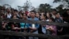 Migrantes que planean comenzar a caminar a través del Tapón del Darién desde Colombia a Panamá con la esperanza de llegar a Estados Unidos se reúnen en el campamento inicial del sendero en Acandí, Colombia, el 9 de mayo de 2023.