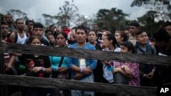 Migrantes que planean comenzar a caminar a través del Tapón del Darién desde Colombia a Panamá con la esperanza de llegar a Estados Unidos se reúnen en el campamento inicial del sendero en Acandí, Colombia, el 9 de mayo de 2023.