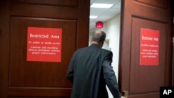 Una investigación encabezada por el fiscal especial Robert Mueller sigue en marcha, al igual que las investigaciones de las comisiones de inteligencia y de asuntos judiciales en el Senado.