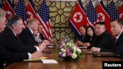 Kim Jong Un et Donald Trump, prennent part ici à une réunion bilatérale à l'hôtel Metropole avec le secrétaire d'État américain, à Hanoi, Vietnam, le 28 février 2019. REUTERS / Leah Millis 