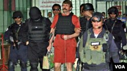 Tersangka pedagang senjata Rusia, Viktor Bout dikawal ketat oleh polisi di Bangkok.
