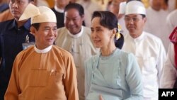 တရားရင်ဆိုင်နေကြရတဲ့ သမ္မတဦးဝင်းမြင့်နဲ့ နိုင်ငံတော်အတိုင်ပင်ခံပုဂ္ဂိုလ် ဒေါ်အောင်ဆန်းစုကြည် (မတ်လ ၃၀၊ ၂၀၁၈)