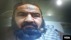 Foto pemimpin Taliban, Mullah Mansur saat melewati pemeriksaan imigrasi di perbatasan Pakistan-Iran- Afghanistan, sekitar 5 jam sebelum tewas akibat serangan pesawat nir awak AS (foto: dok).