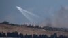 Disparos de artillería de Israel golpean un área el sur del Líbano, observados desde el norte de Israel el 2 de octubre de 2024.