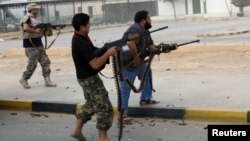 De miliciens se battent au centre de Bani Walid, Libye, 24 octobre 2012.