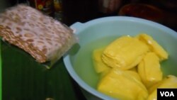 Naiknya harga kedelai impor dari Amerika akibat melemahnya Rupiah, mengakibatkan harga tahu dan tempe melambung di pasaran.