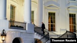 El presidente Donald Trump el pasado lunes, a su llegada a la Casa Blanca, tras abandonar el Centro Médico Walter Reed, donde recibió tratamiento tras ser ingresado el pasado viernes, 5 de octubre de 2020, luego de dar positivo por covid.