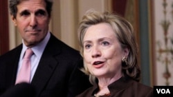 Clinton se dirigirá a Kirguizistán, donde tiene previsto reunirse con el presidente Roza Otunbayeva y revisar el desarrollo de su política.