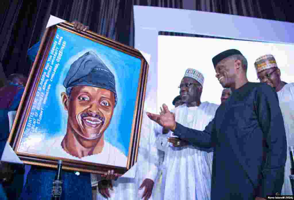 Mataimakin Shugaban Najeriya, Prof. Yemi Osinbajo yana kallon zanensa da aka a wajen taron zangon karshe na gasar kirkiro da fasaha a Jami'ar B.U.K