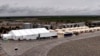 Esta fotografía -proporcionada por la Administración de Asuntos de Niños y Familias, una división del Departamento de Salud y Servicios Humanos de EEUU- muestra el albergue utilizado para alojar a niños migrantes que viajan solos, en Tornillo, Texas.