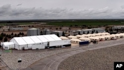 Esta fotografía -proporcionada por la Administración de Asuntos de Niños y Familias, una división del Departamento de Salud y Servicios Humanos de EEUU- muestra el albergue utilizado para alojar a niños migrantes que viajan solos, en Tornillo, Texas.
