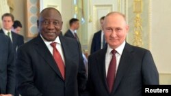 Президент Росії Володимир Путін тисне руку президенту Південної Африки Сирілу Рамафосі після зустрічі з делегацією лідерів африканських країн у Санкт-Петербурзі, Росія, 17 червня 2023 року. Yevgeny Biyatov/Host photo agency RIA Novosti via REUTERS 