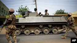 Pasukan Nigeria berpatroli di kota bagian timur laut Nigeria, Mubi, yang direbut kembali dari Boko Haram pada Februari (9/3). 