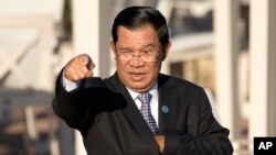 រូបឯកសារ៖ លោក​នាយក​រដ្ឋមន្ត្រីហ៊ុន​ សែន​លើក​ដៃ​ចង្អុល​ ខណៈពេល​ដែល​លោក​ត្រៀម​ថតរូប​រួម​គ្នា​ជា​មួយ​​នឹង​មេដឹកនាំ​ប្រទេស​ផ្សេងៗ ដែល​ចូលរួម​កិច្ច​ប្រជុំអាស៊ីអឺរ៉ុប​លើក​ទី១១ ​នៅ​ទីក្រុងអ៊ូឡង់បាទ័រ ប្រទេស​ម៉ុងហ្គោលី កាលពីថ្ងៃសៅរ៍ ទី១៦ ខែកក្កដា ឆ្នាំ២០១៦។