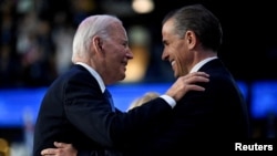 ARCHIVO - El presidente estadounidense Joe Biden saluda a su hijo Hunter Biden en la Convención Nacional Demócrata (DNC) en Chicago, Illinois, EEUU, el 19 de agosto de 2024.