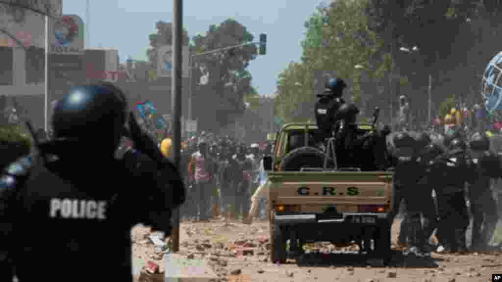 La police du Burkinafaso a eu des affrontements, mardi 28 octobre 2014, avec des manifestants qui protestaient contre le président Blaise Compaoré qui, malgré ses 27 ans au pouvoir, tente de modifier la Constitution pour rester à la tête du pays. La police a utilisé du gaz lacrymogène pour disperser la manifestation.