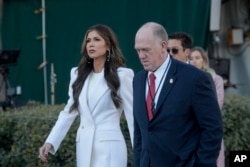 Sekretarka za unutrašnju sigurnost Kristi Noem i najviši zvaničnik Bijele kuće za granicu Tom Homan šetaju Bijelom kućom u Washingtonu, 29. januara 2025.