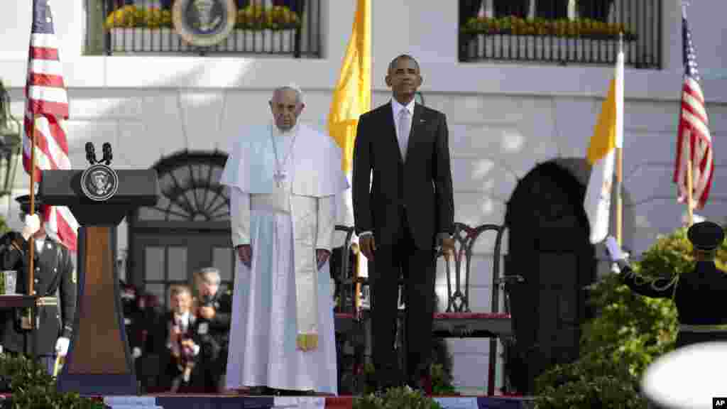 Le président Barack Obama et le pape François, lors de l’exécution des hymnes nationaux après l'arrivée du souverain pontife sur la pelouse de la Maison Blanche à Washington, 23 septembre 2015.